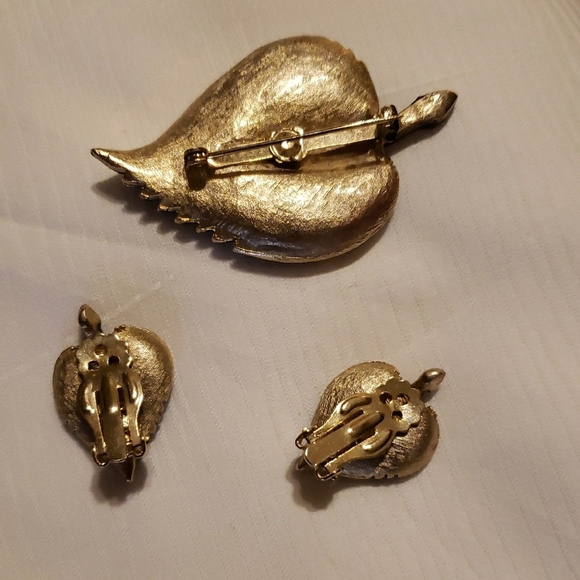 Elegant Vintage Leaf Brooch and Earring Set - Picture 2 of 2